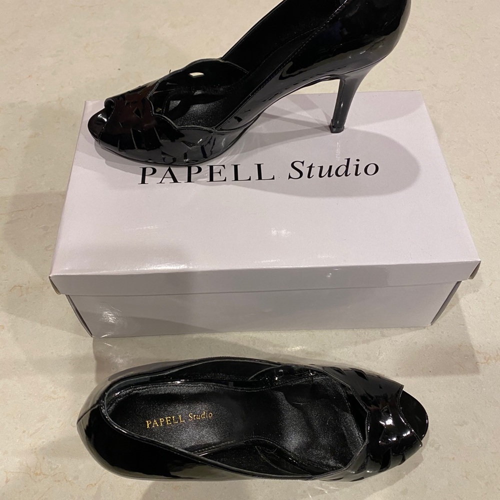 Papell Studio size 8 1/2 Black patent leather heel
